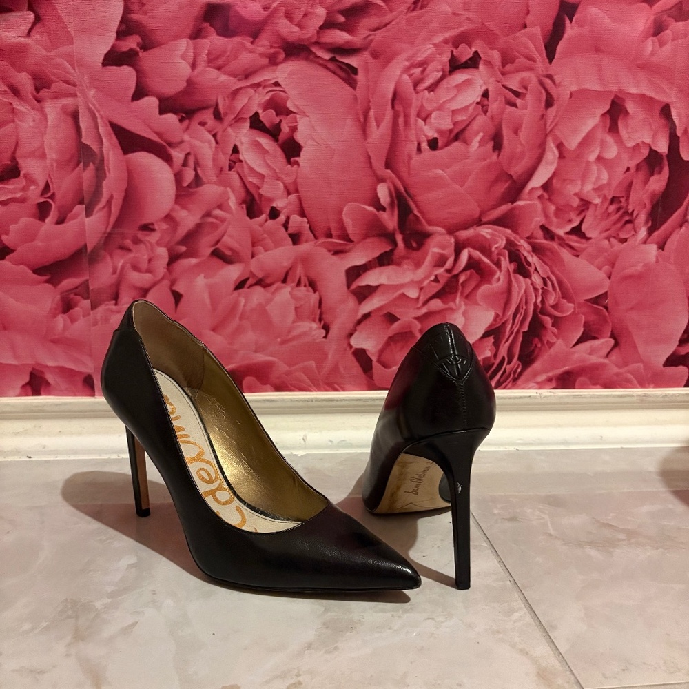 Leather pointy toe heel